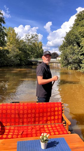 Romantischer Abend auf dem Wasser